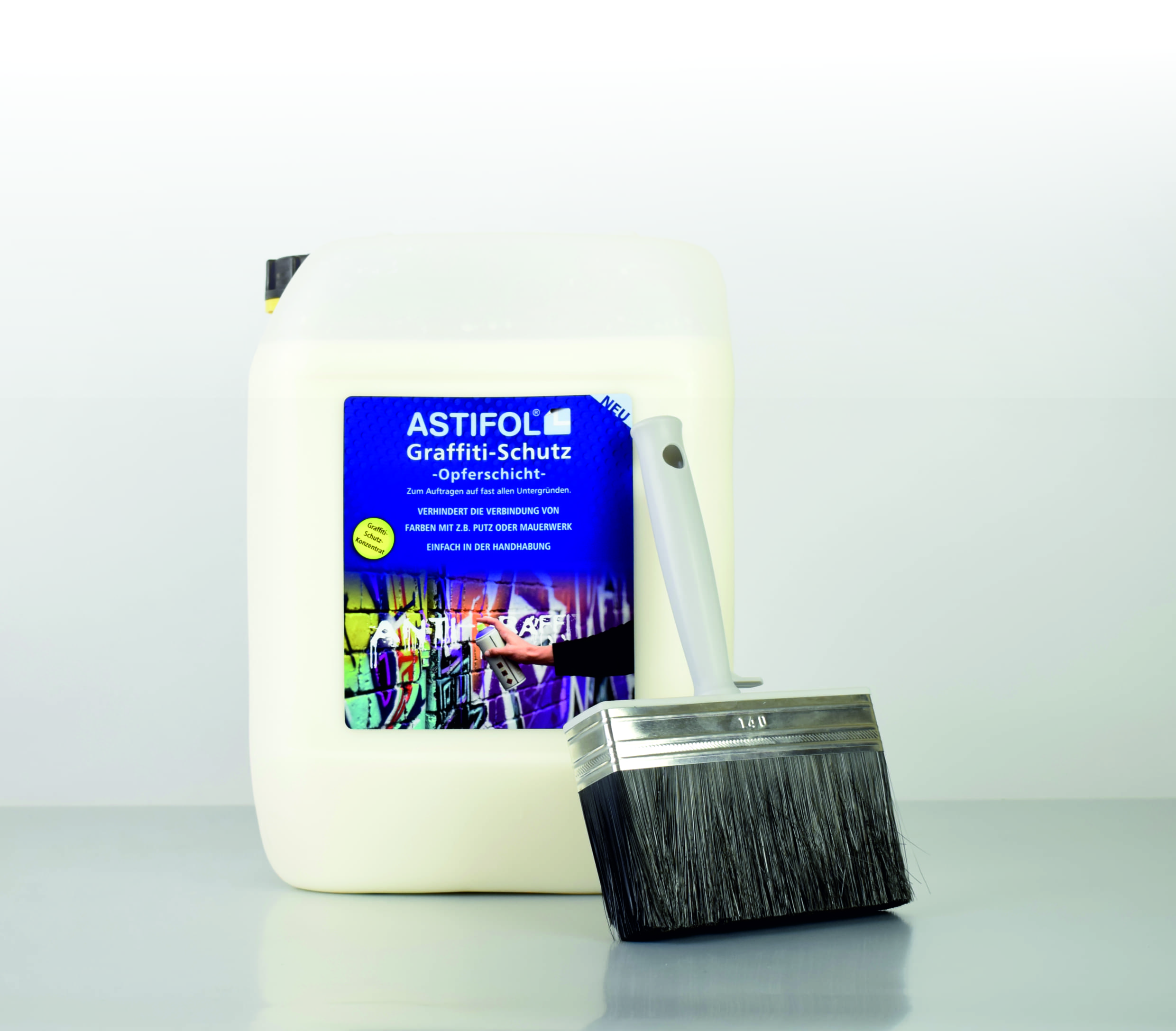 Ein Kansiter mit Astifol Opferschitt an den ein großer Quast angelehnt ist.